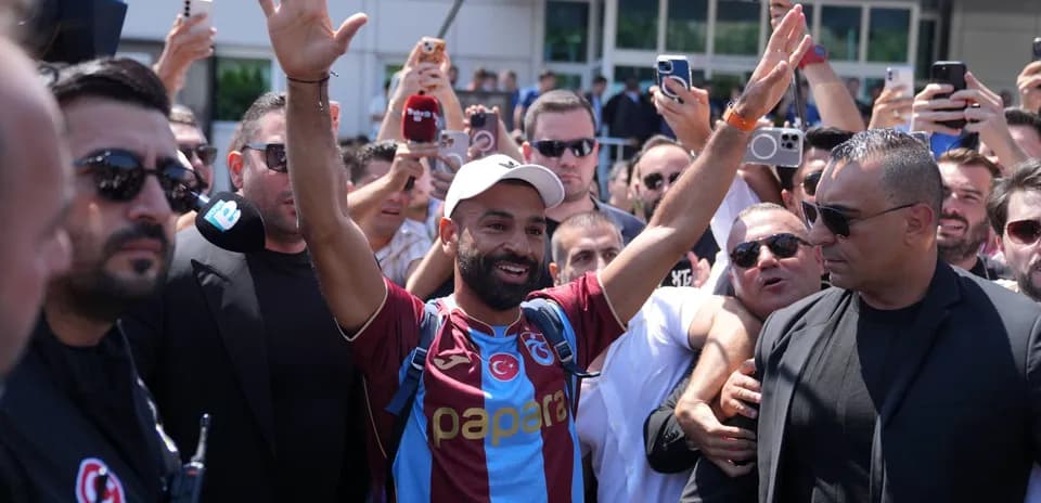 Jugador saludando a la multitud en evento