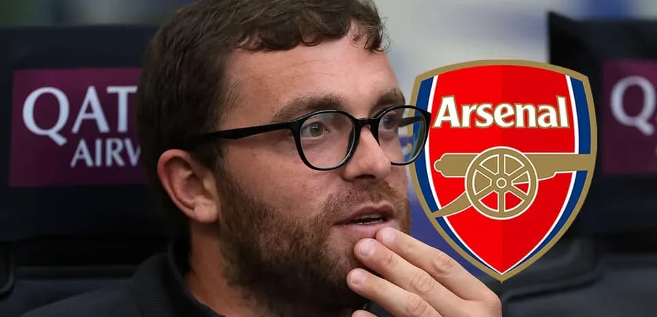 Persona pensativa en el banquillo con logo de Arsenal