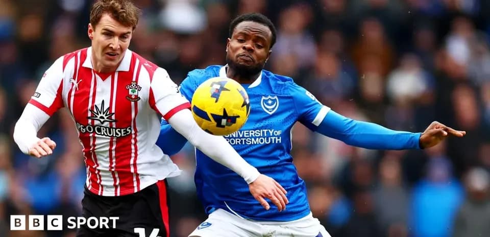 Jugador de Southampton compitiendo por el balón