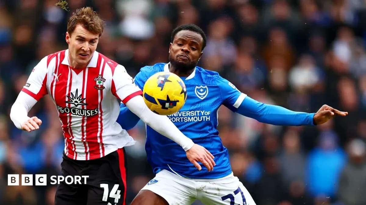 Jugador de Southampton compitiendo por el balón