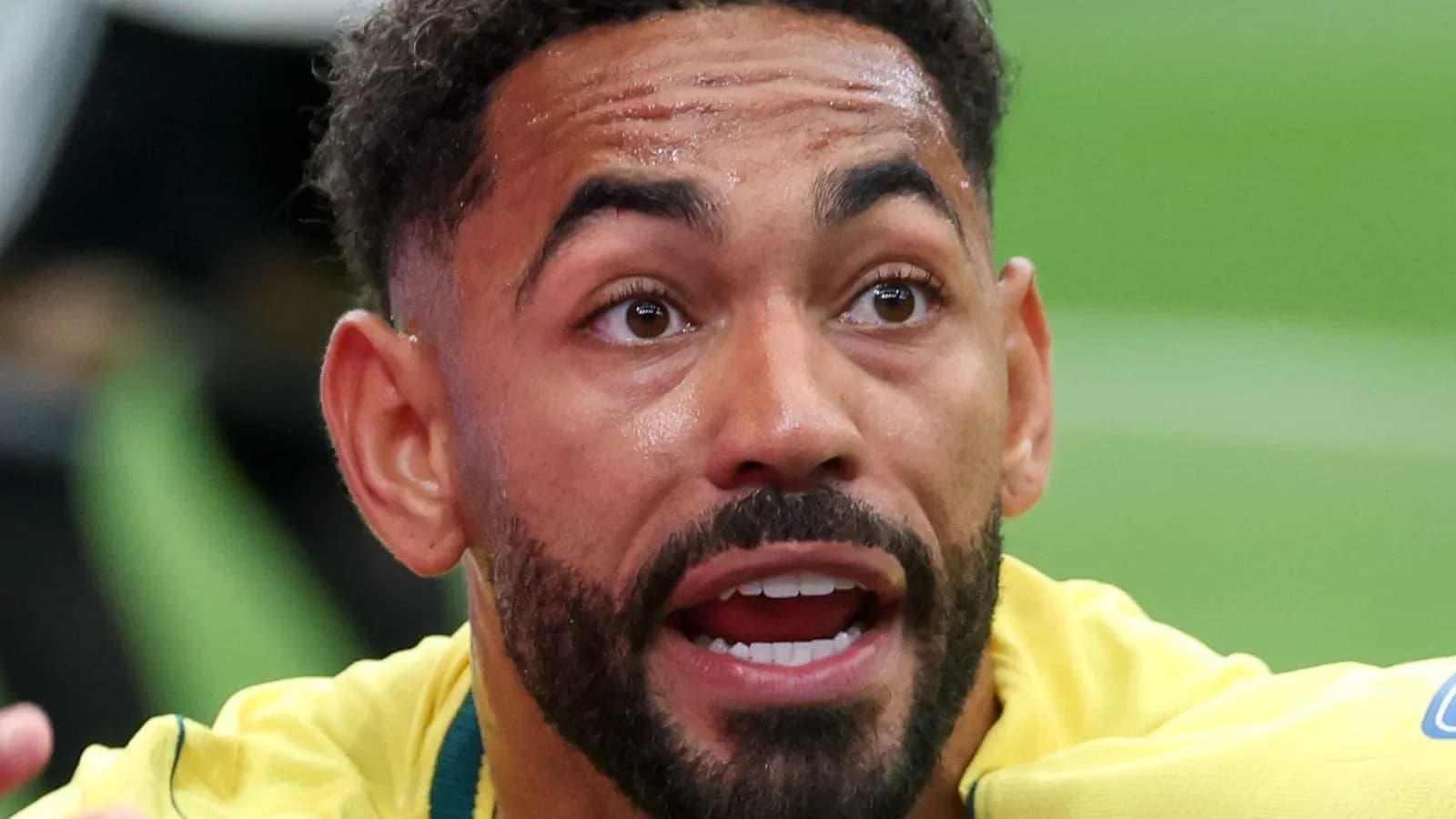 Jugador de fútbol mostrando emoción durante el partido