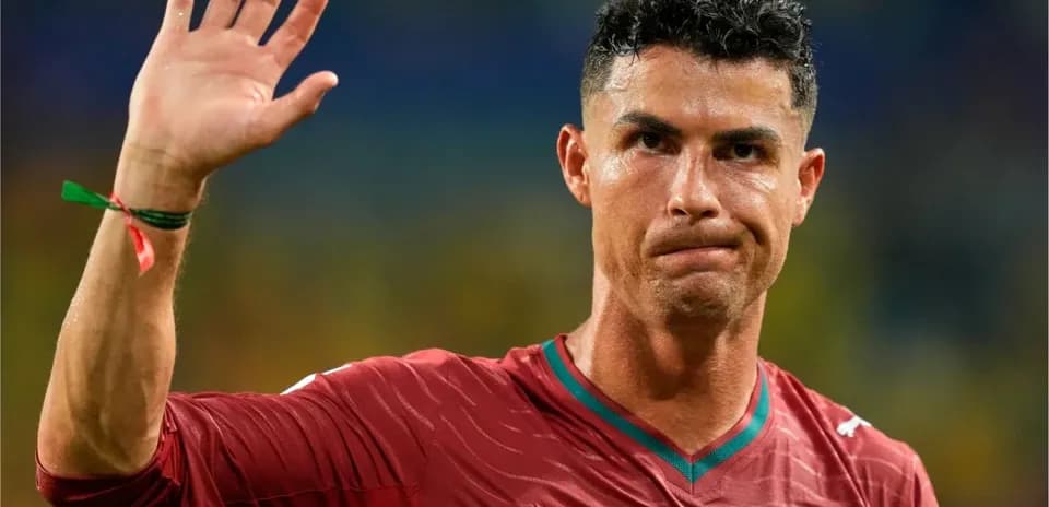 Jugador saludando tras un partido de fútbol