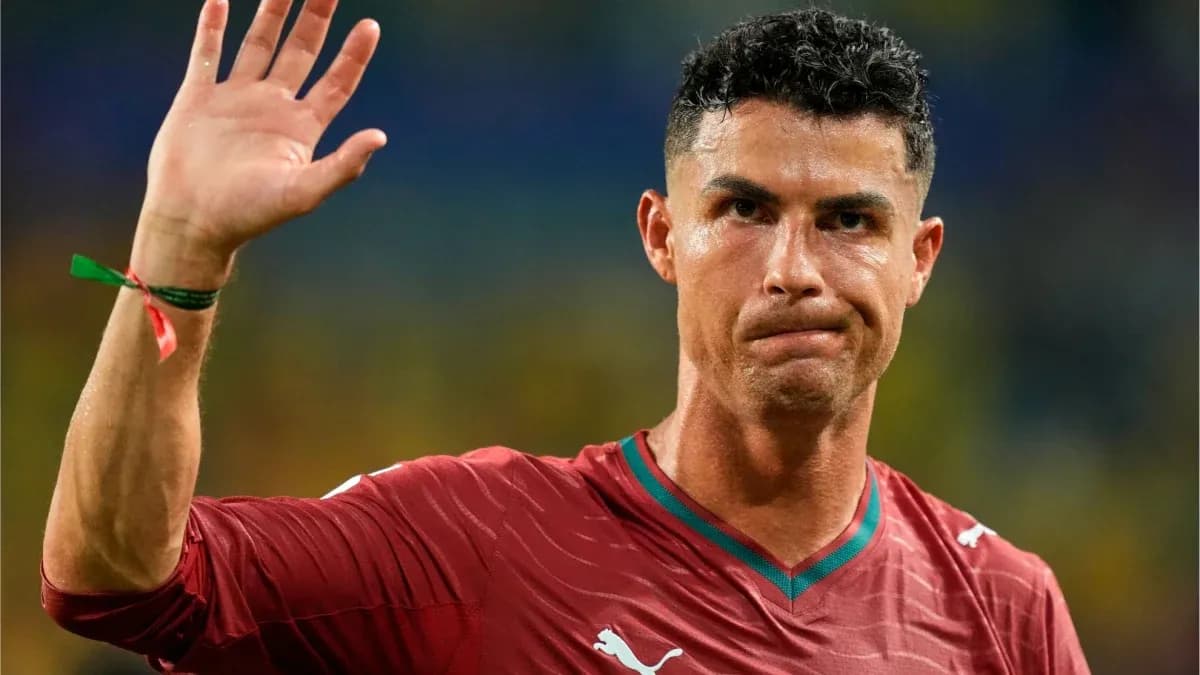 Jugador saludando tras un partido de fútbol