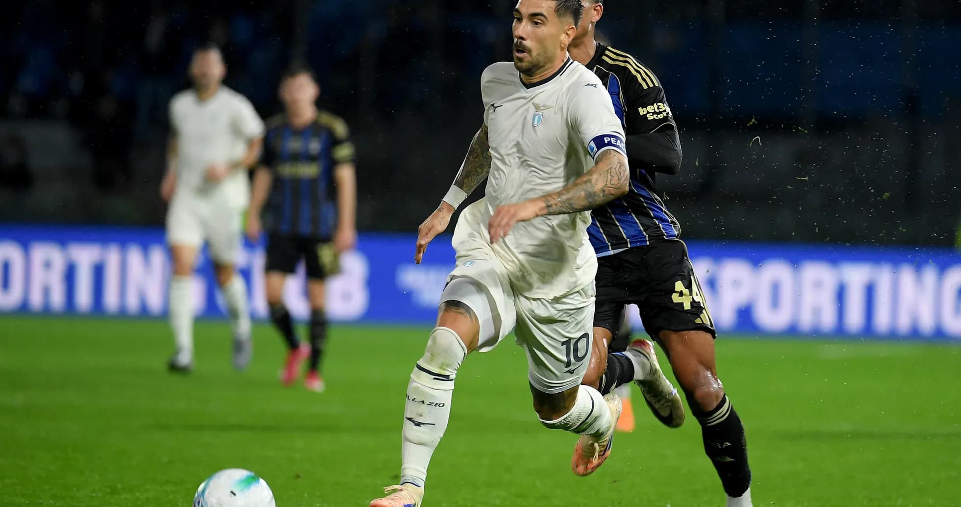 Jugador de Lazio corriendo durante el partido