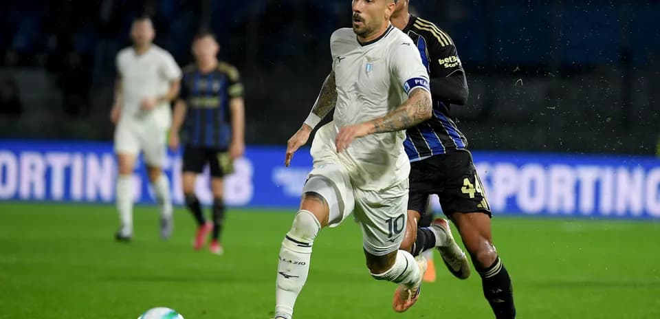 Jugador de Lazio corriendo durante el partido