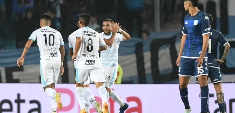 Jugadores celebrando un gol en el partido