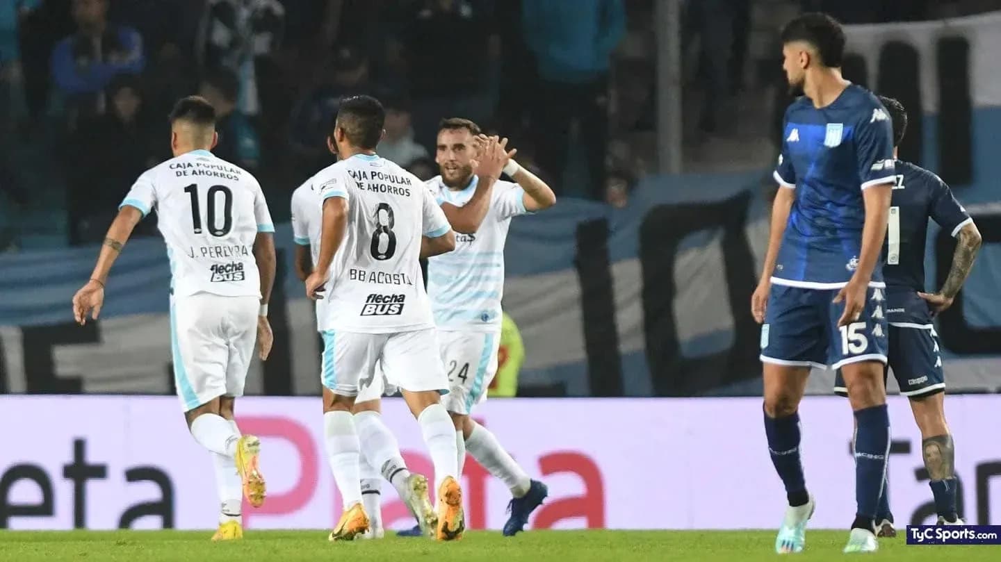 Jugadores celebrando un gol en el partido