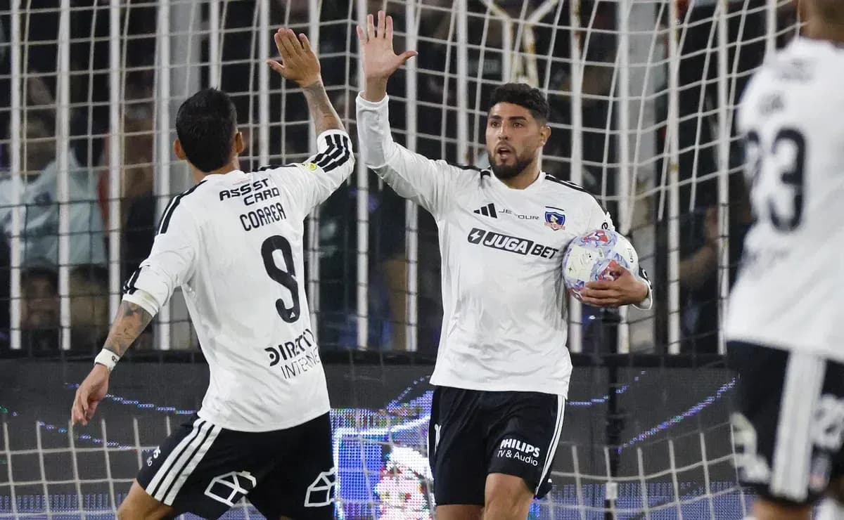 Jugadores de Colo Colo celebrando un gol