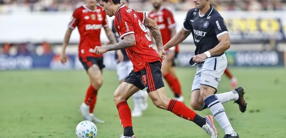 Jugador de Remo avanzando con el balón