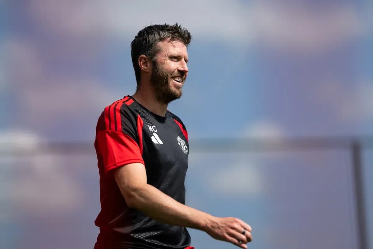 Entrenador sonriendo durante sesión de entrenamiento