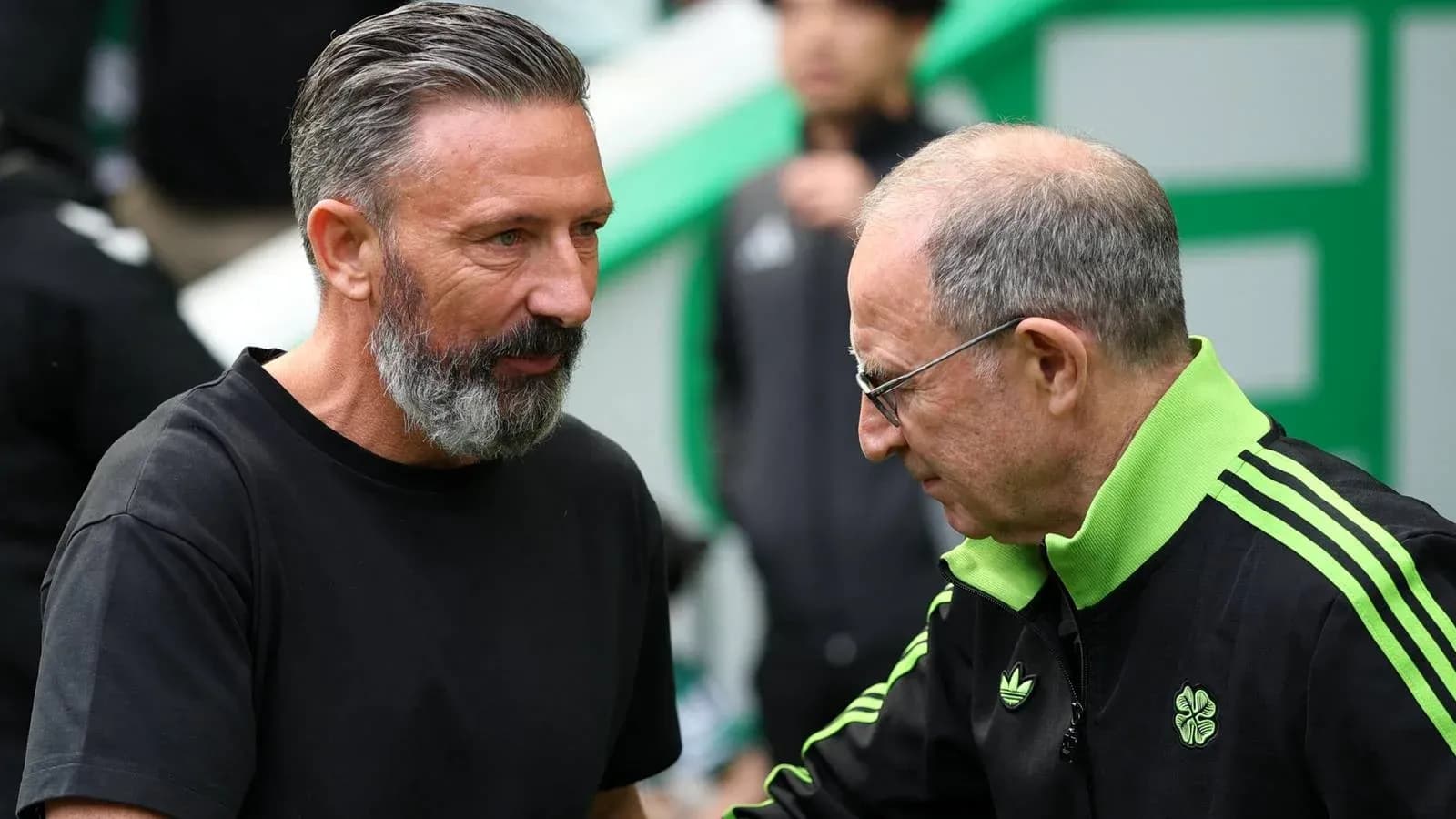 Entrenadores saludándose antes del partido