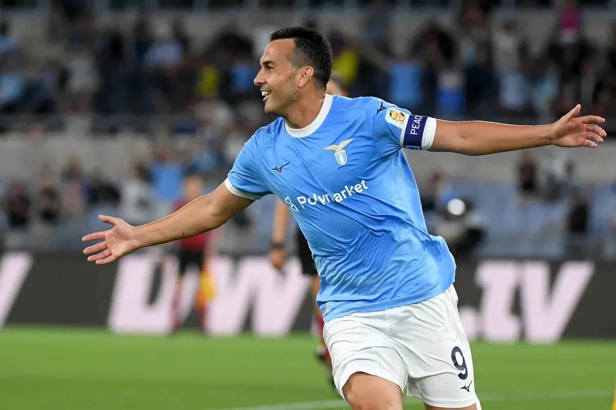Jugador de Lazio celebrando un gol en el partido