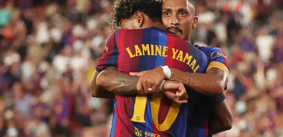 Jugadores del Barcelona abrazándose durante el partido