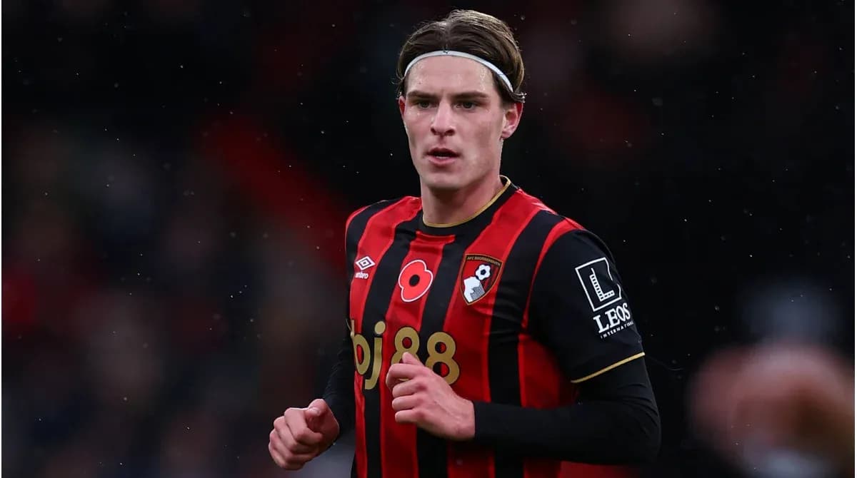 Jugador de AFC Bournemouth en uniforme rojo y negro