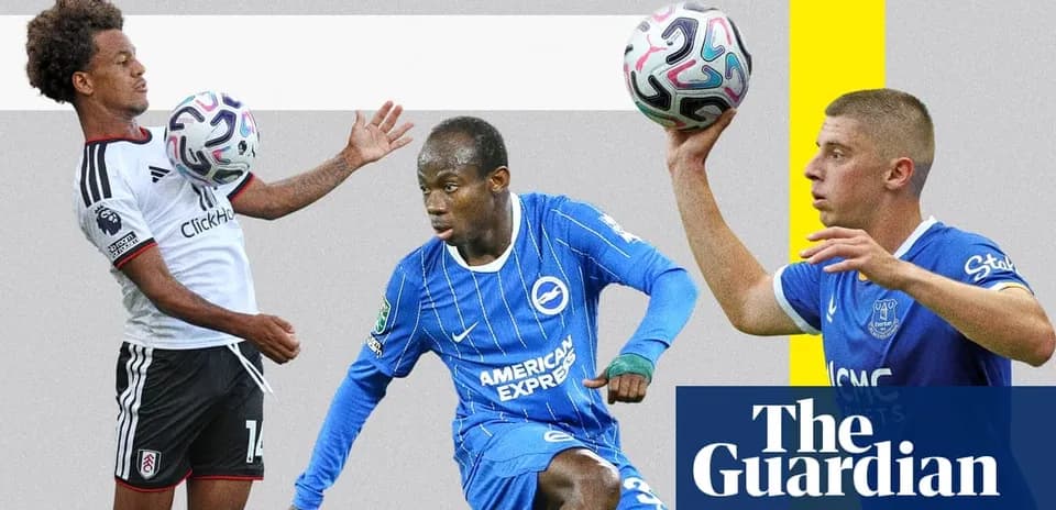 Tres jugadores en acción durante un partido de fútbol