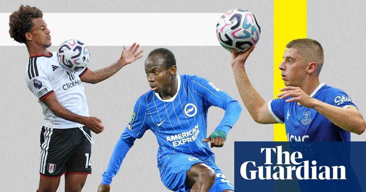 Tres jugadores en acción durante un partido de fútbol