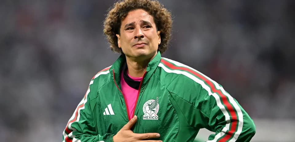 Portero mexicano con chaqueta de la selección nacional