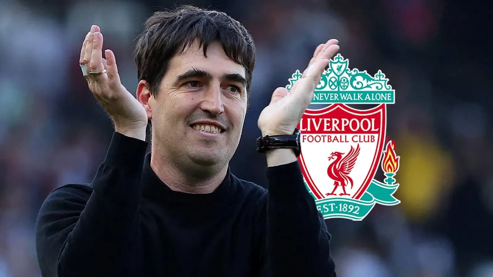 Entrenador aplaudiendo con escudo de Liverpool de fondo