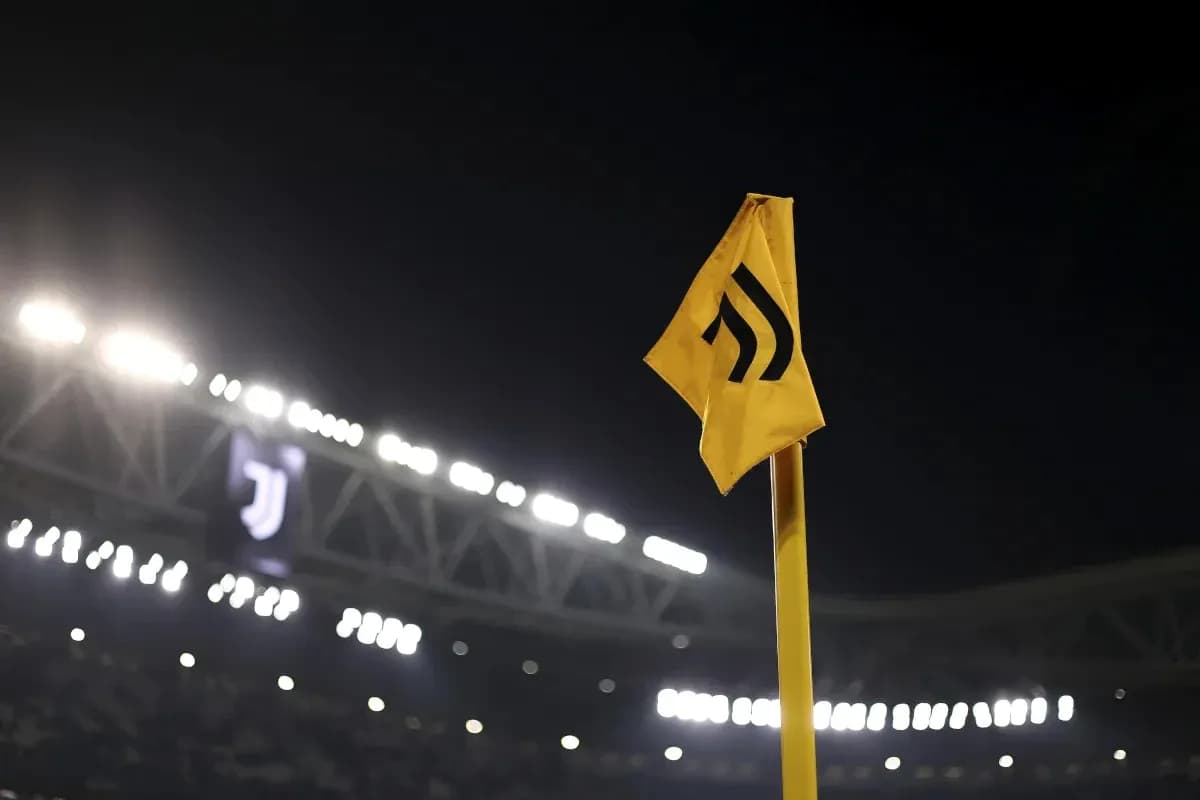 Esquina amarilla con el logo de Juventus