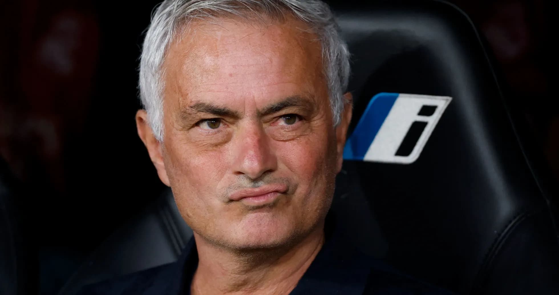 Entrenador sentado en el banquillo durante el partido