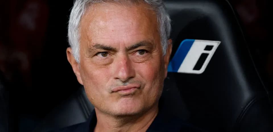 Entrenador sentado en el banquillo durante el partido