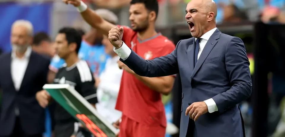 Entrenador dando instrucciones durante el partido