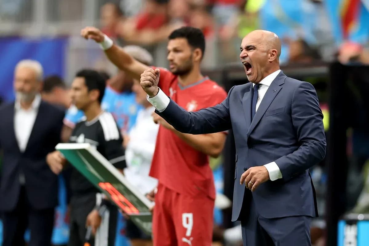 Entrenador dando instrucciones durante el partido