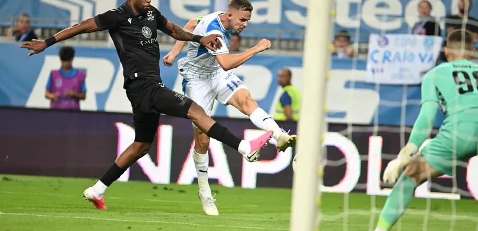 Jugador de Universitatea Craiova disparando a portería