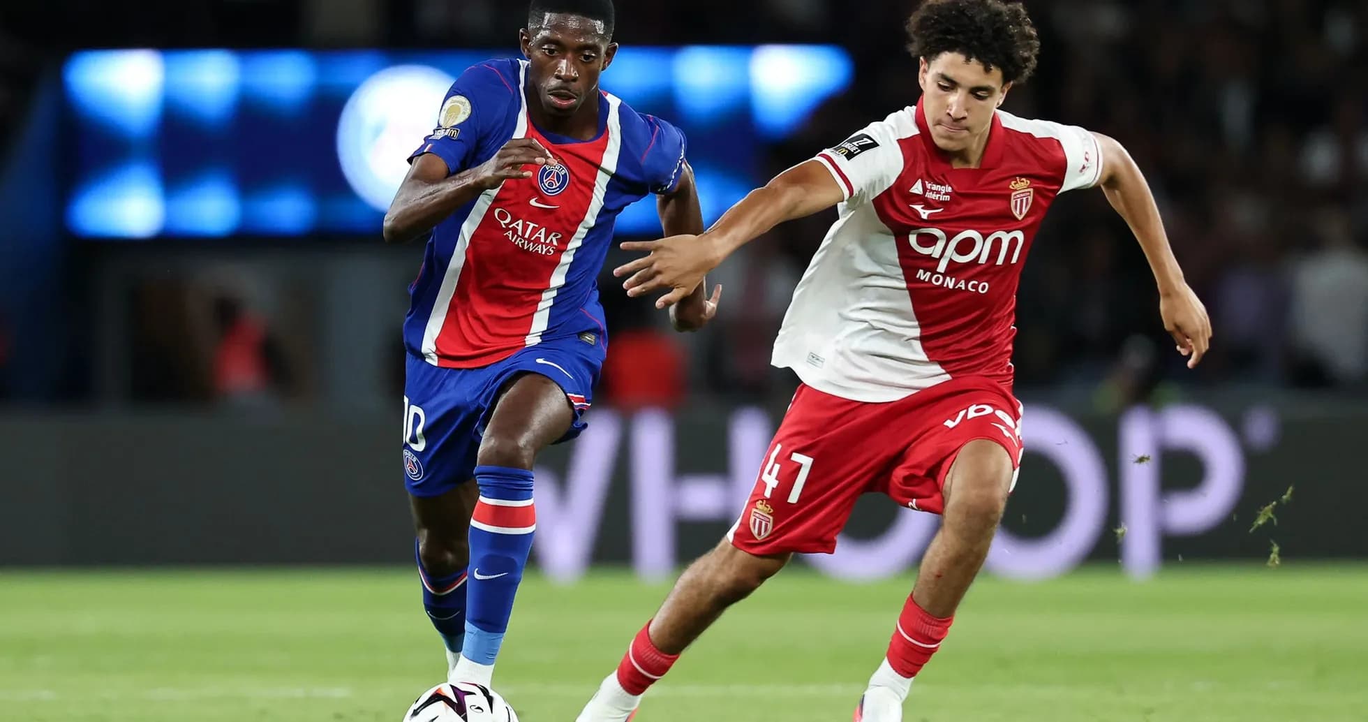 Jugadores de PSG y Mónaco compitiendo por el balón