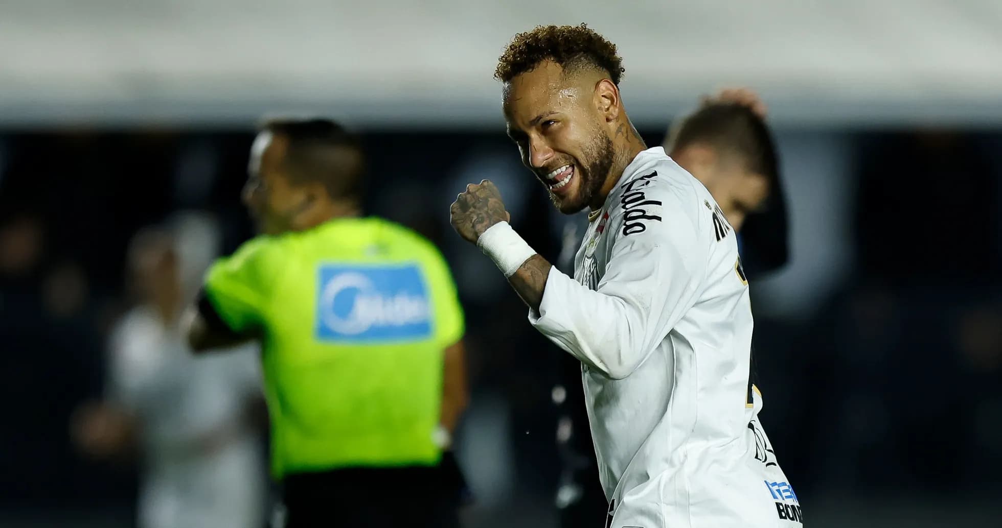 Neymar celebrando tras anotar un gol en partido