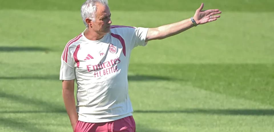 Entrenador dirigiendo a su equipo en el campo
