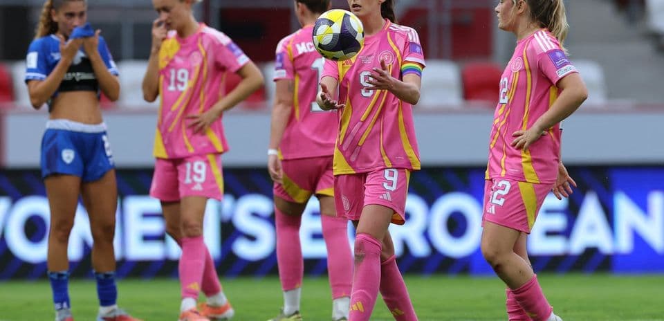 Jugadoras en campo tras jugada durante partido