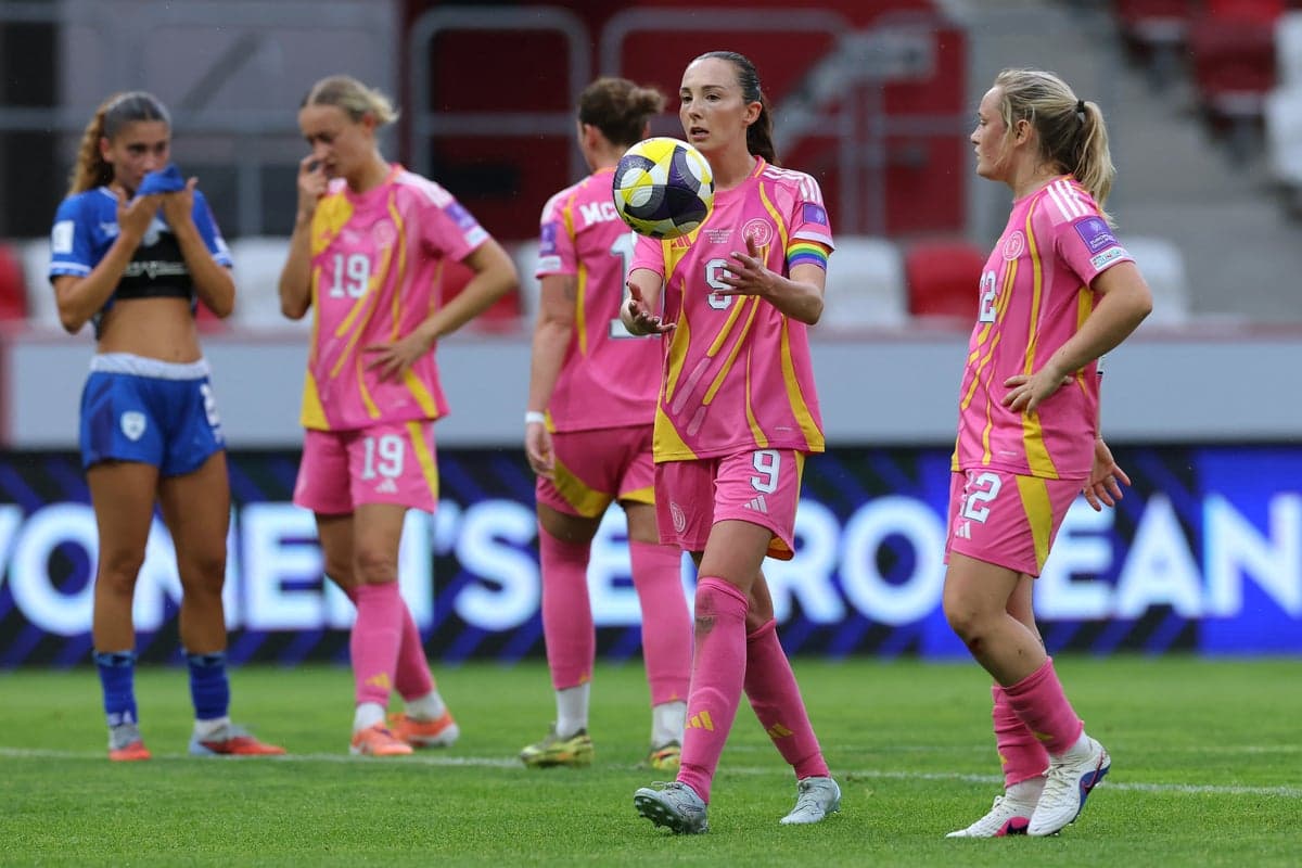 Jugadoras en campo tras jugada durante partido