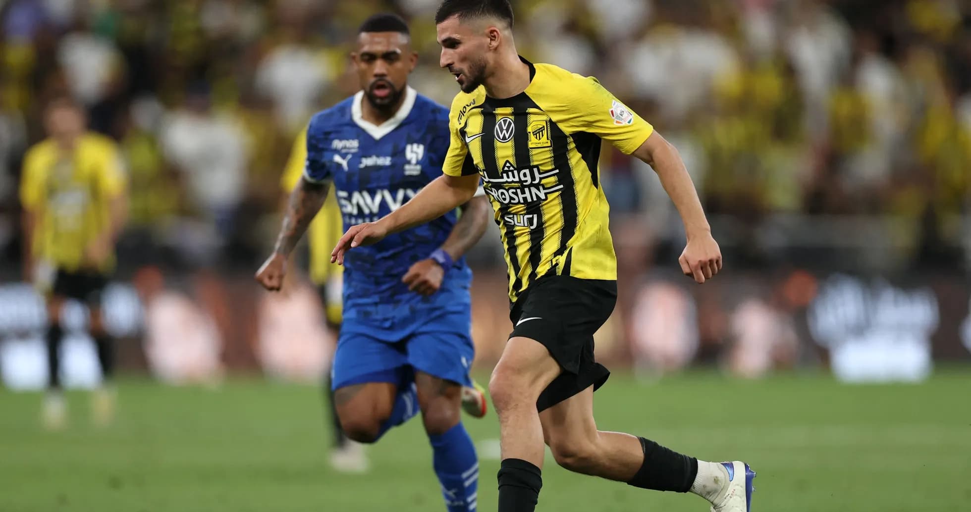 Jugador de Ittihad avanzando con el balón en partido