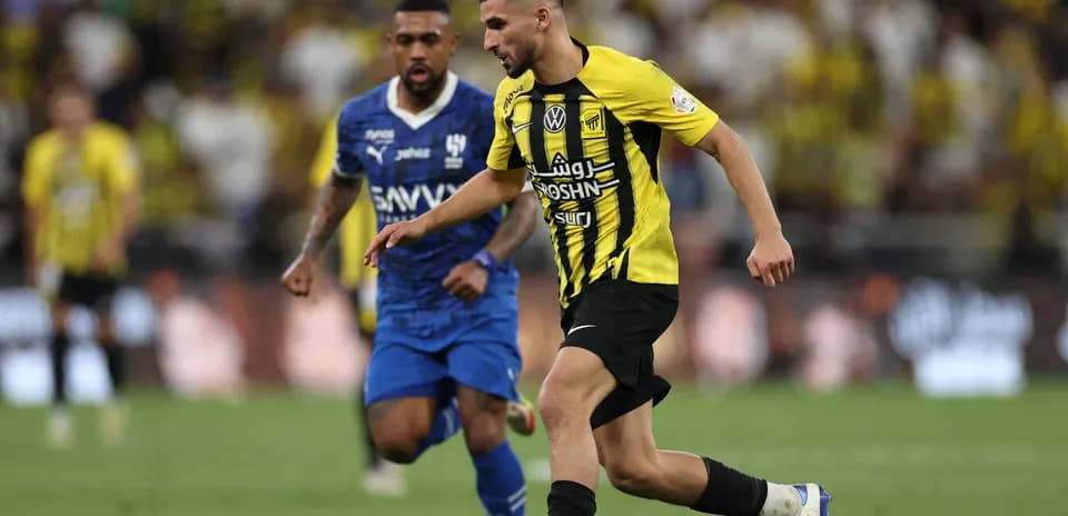 Jugador de Ittihad avanzando con el balón en partido