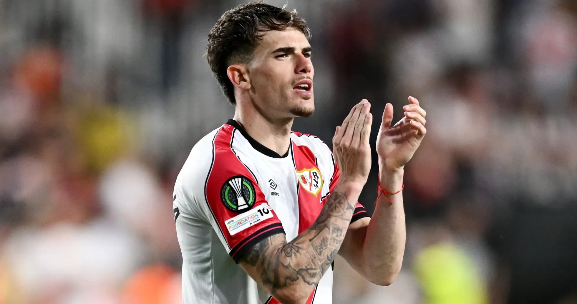 Jugador aplaudiendo en el campo de fútbol