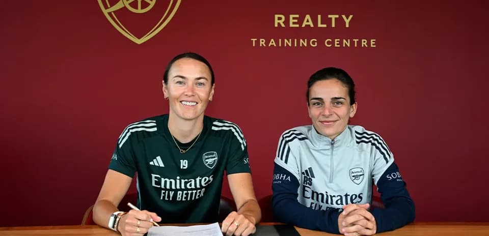 Jugadoras firmando contrato en centro de entrenamiento