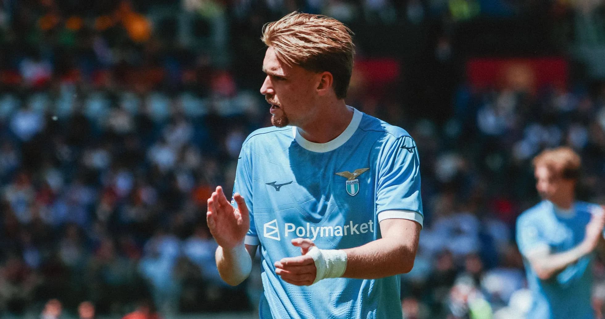 Jugador de Lazio aplaudiendo en el campo