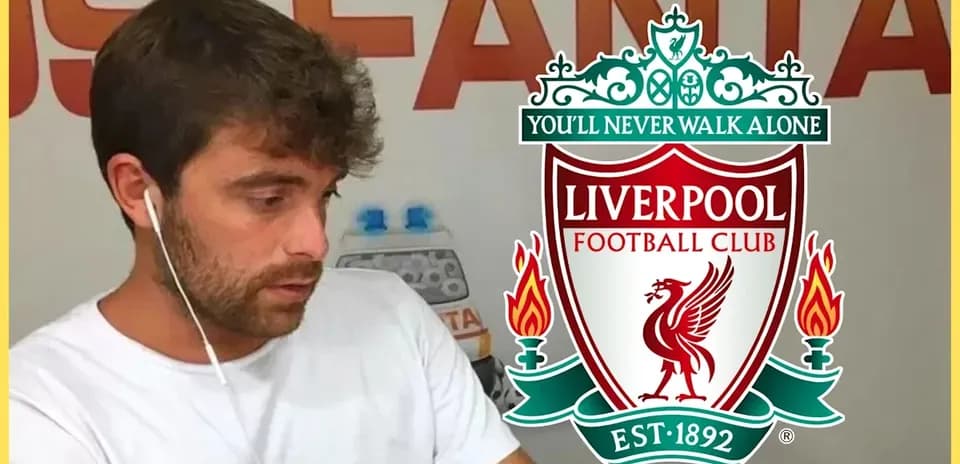 Hombre con auriculares y escudo de Liverpool FC