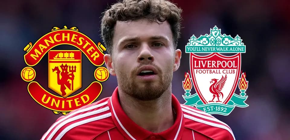 Jugador con camisetas de Manchester United y Liverpool