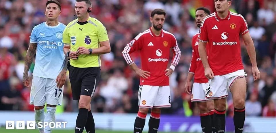 Jugadores de Manchester United y árbitro durante partido
