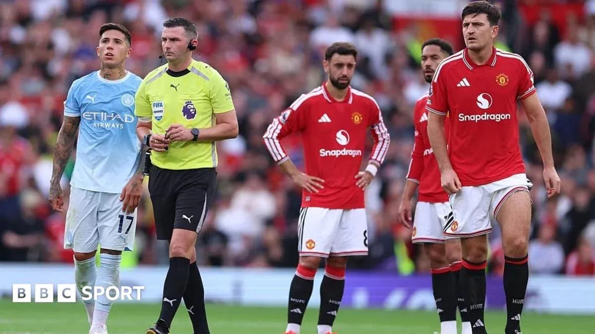 Jugadores de Manchester United y árbitro durante partido