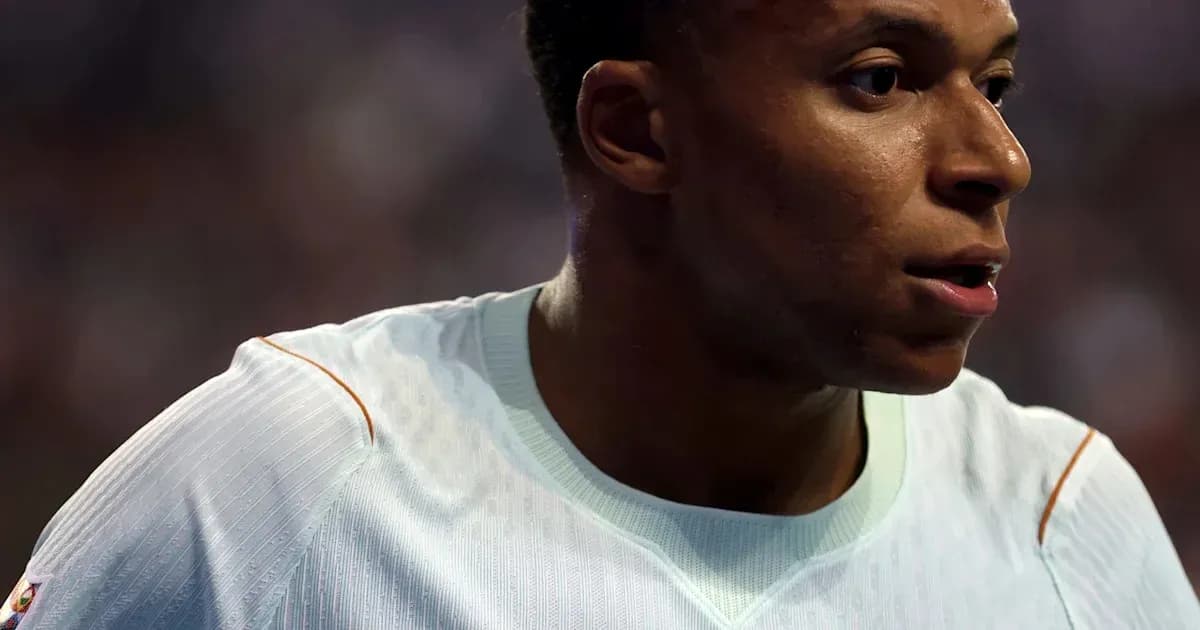 Jugador con camiseta clara durante partido de fútbol