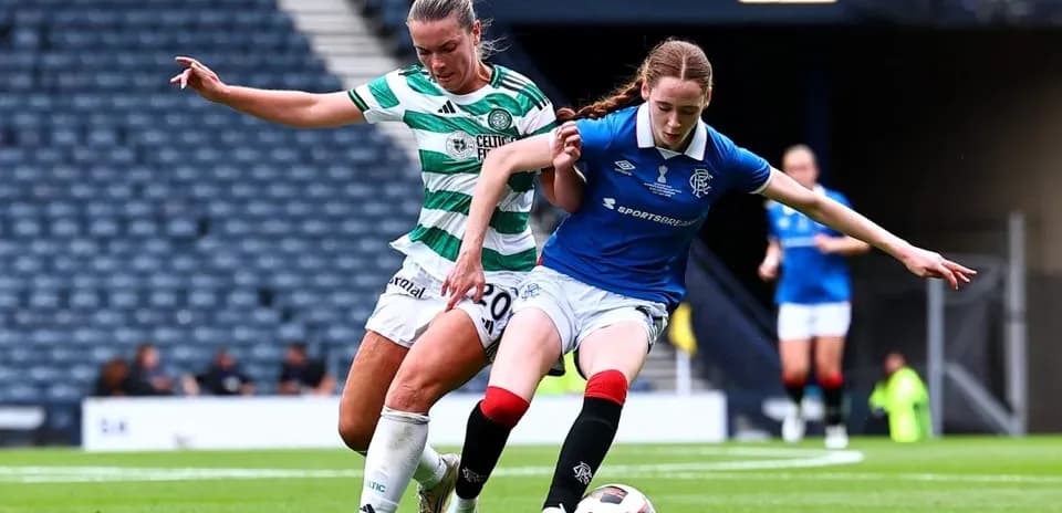 Jugadora de Celtic y Rangers disputando el balón