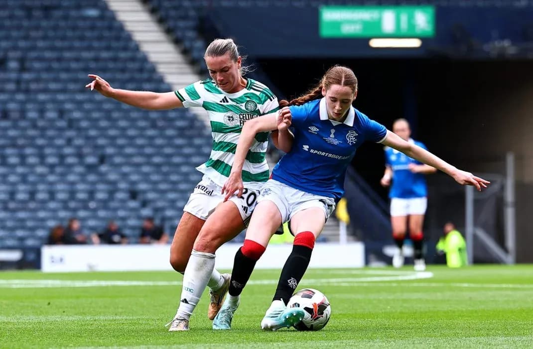 Jugadora de Celtic y Rangers disputando el balón