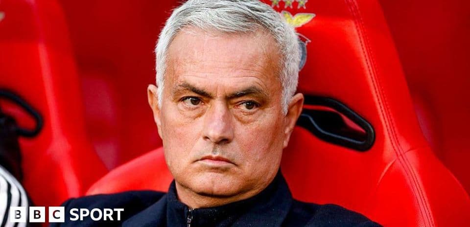 Entrenador sentado en banco de suplentes durante el partido