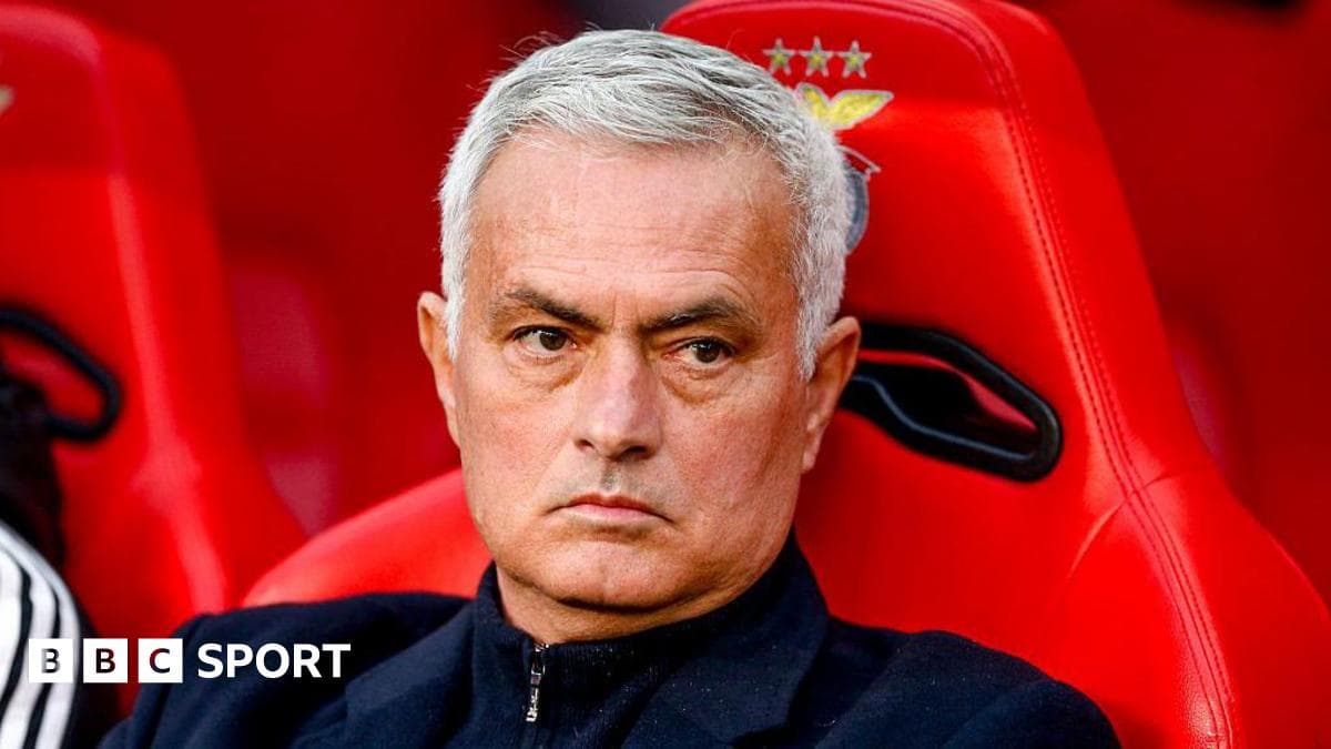 Entrenador sentado en banco de suplentes durante el partido