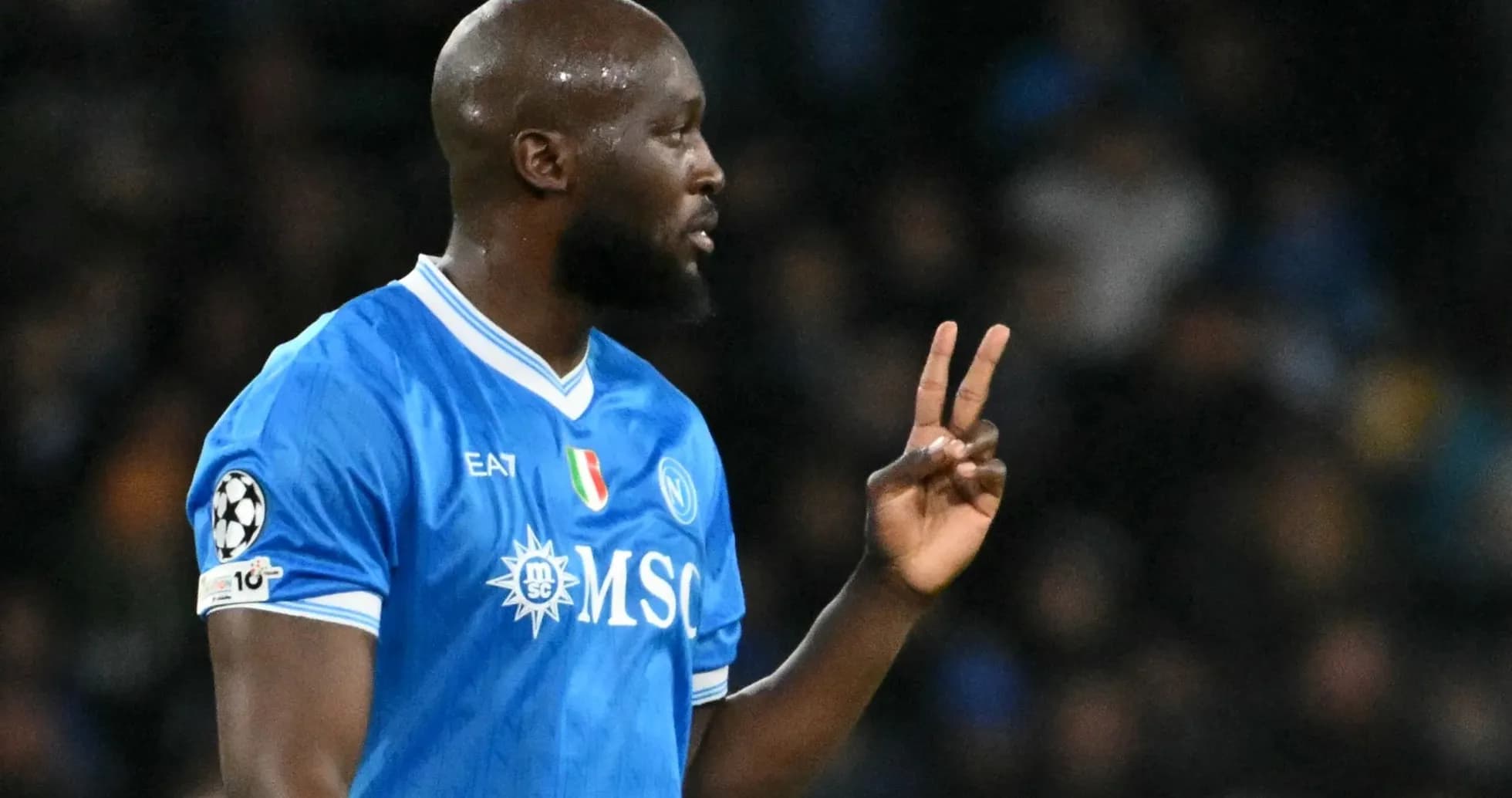 Jugador del Napoli señalando con dos dedos durante partido