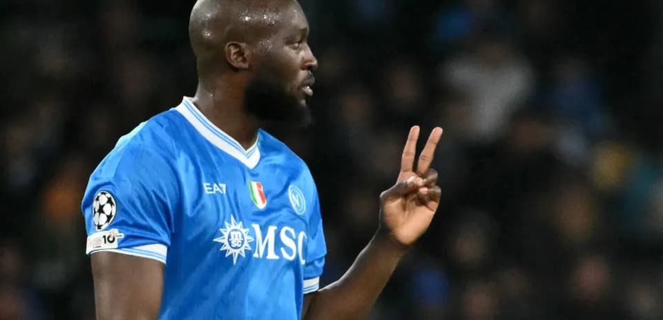 Jugador del Napoli señalando con dos dedos durante partido