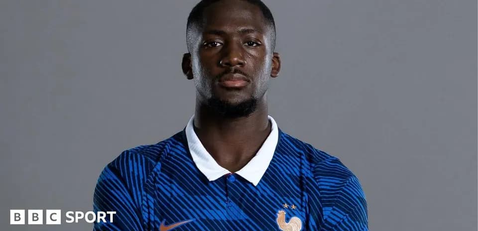 Jugador posando con camiseta de Francia en fondo gris